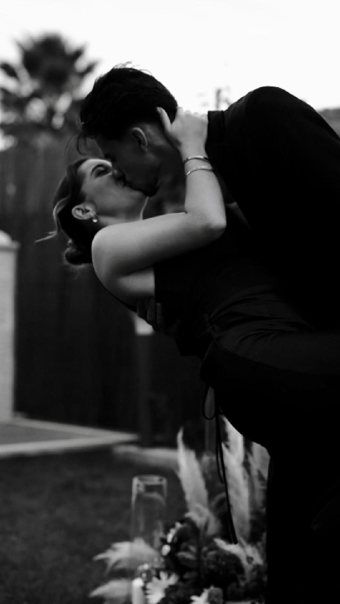 Capa do teaser: a Ariana ao colo, num beijo, a preto e branco